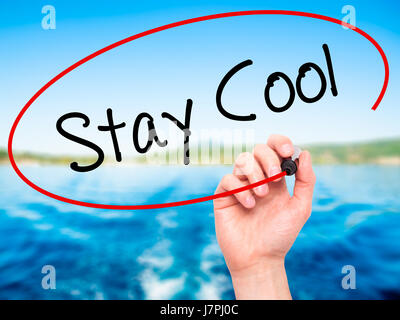 Mann Handschrift Stay Cool mit schwarzen Balken am Bildschirm. Auf Hintergrund isoliert. Wirtschaft, Technologie, Internet-Konzept. Stock Foto Stockfoto