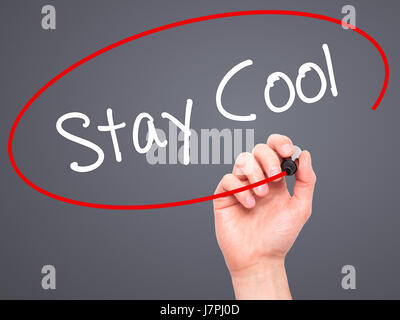 Mann Handschrift Stay Cool mit schwarzen Balken am Bildschirm. Auf Hintergrund isoliert. Wirtschaft, Technologie, Internet-Konzept. Stock Foto Stockfoto