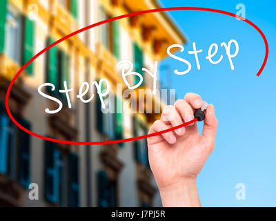 Mann Hand schreiben Schritt für Schritt mit schwarzen Balken am Bildschirm. Isoliert auf Stadt. Wirtschaft, Technologie, Internet-Konzept. Stock Foto Stockfoto