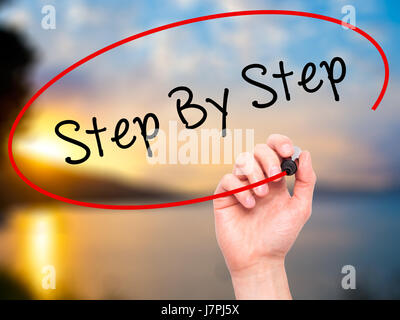 Mann Hand schreiben Schritt für Schritt mit schwarzen Balken am Bildschirm. Isoliert auf Natur. Wirtschaft, Technologie, Internet-Konzept. Stock Foto Stockfoto