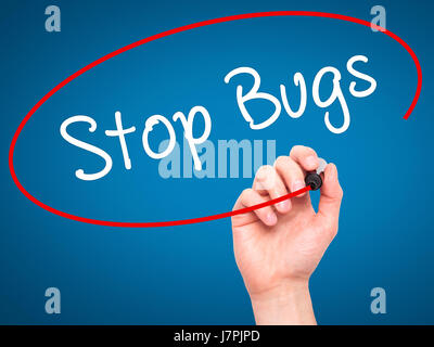 Hand des Mannes stoppen Bugs mit schwarzem Filzstift auf Bildschirm zu schreiben. Auf Hintergrund isoliert. Wirtschaft, Technologie, Internet-Konzept. Stock Foto Stockfoto