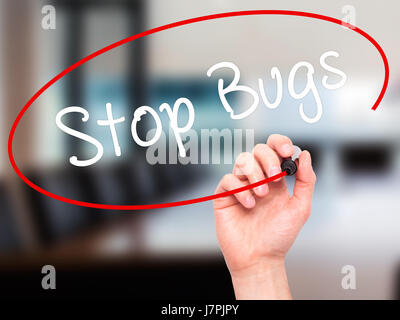 Hand des Mannes stoppen Bugs mit schwarzem Filzstift auf Bildschirm zu schreiben. Auf Hintergrund isoliert. Wirtschaft, Technologie, Internet-Konzept. Stock Foto Stockfoto