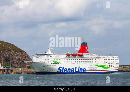 Stena Line Fähren kommen zum Hafen von Fishguard Mai 2017 Stockfoto