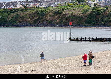 Familie am Strand von Goddwick, Fishguard, Pembrokeshire Stockfoto