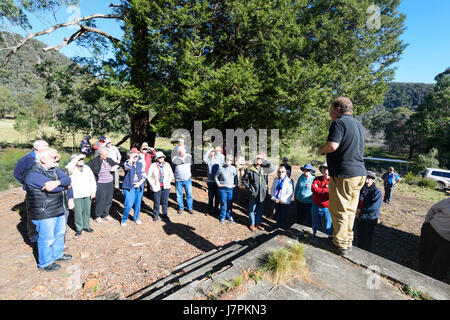 Gruppe von älteren Menschen auf eine geführte Tour der Joadja Geisterstadt und Brennerei, Joadja, Southern Highlands, New South Wales, NSW, Australien Stockfoto