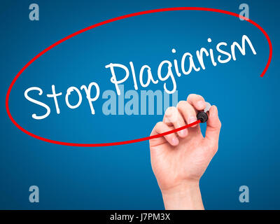 Hand des Mannes stoppen Plagiat mit schwarzem Filzstift auf Bildschirm zu schreiben. Auf Hintergrund isoliert. Wirtschaft, Technologie, Internet-Konzept. Stock Foto Stockfoto