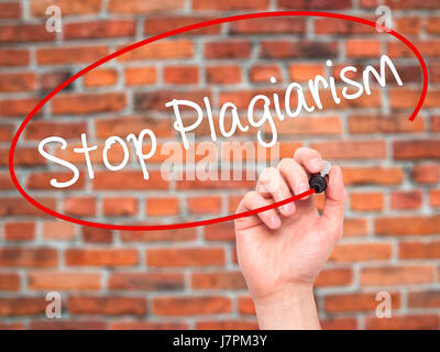 Hand des Mannes stoppen Plagiat mit schwarzem Filzstift auf Bildschirm zu schreiben. Auf Hintergrund isoliert. Wirtschaft, Technologie, Internet-Konzept. Stock Foto Stockfoto