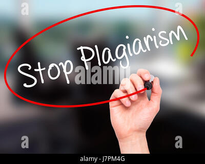 Hand des Mannes stoppen Plagiat mit schwarzem Filzstift auf Bildschirm zu schreiben. Auf Hintergrund isoliert. Wirtschaft, Technologie, Internet-Konzept. Stock Foto Stockfoto