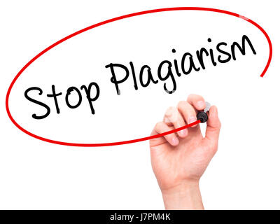 Hand des Mannes stoppen Plagiat mit schwarzem Filzstift auf Bildschirm zu schreiben. Auf Hintergrund isoliert. Wirtschaft, Technologie, Internet-Konzept. Stock Foto Stockfoto