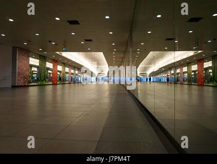 Der Durchgang von der MRT-Station Bayfront Marina Bay Sands und Gärten an der Bucht in Singapur mit großen Natur-gemusterte Panels und Spiegel Stockfoto