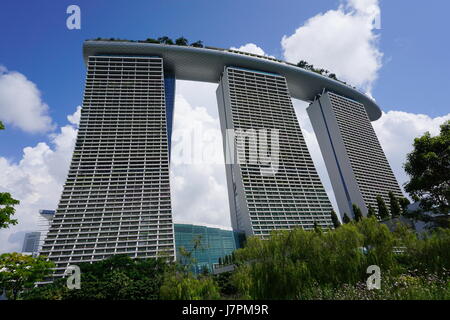 Ansicht des Marina Bay Sands von Gärten durch die Bay., Singapur aus gesehen Stockfoto