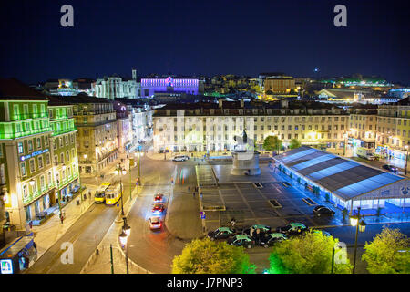 Portugal, Estredmadura, Lissabon, Baixa, Praca da Figueira, Straßenbahn abgestellt in der Nacht. Stockfoto