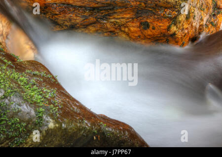 Abstrakten Detail des fließenden Wasser zwischen den Felsbrocken Stockfoto