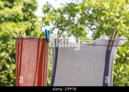 Zwei alte Handtücher aufhängen mit Heringen außerhalb zu trocknen. Stockfoto