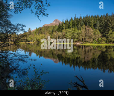 Ein Bild von Glencoe Village man an einem schönen Frühlingsabend mit Pap Glencoe im Hintergrund. Stockfoto