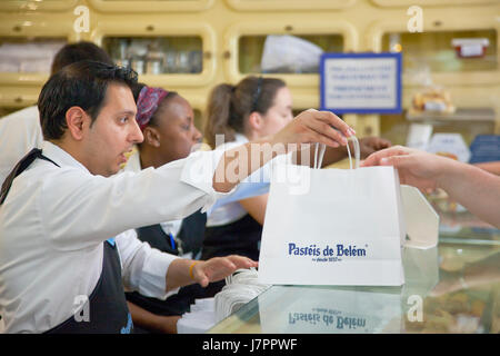 Estredmadura, Lissabon, Portugal, Belem, Pasteis de Belem Café berühmt für seine Pastel de Nata gebacken Eiercreme Kuchen. Stockfoto