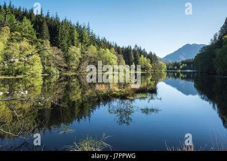 Ein Bild von Glencoe Village man an einem schönen Frühlingsabend mit den Bergen von Glencoe im Hintergrund. Stockfoto