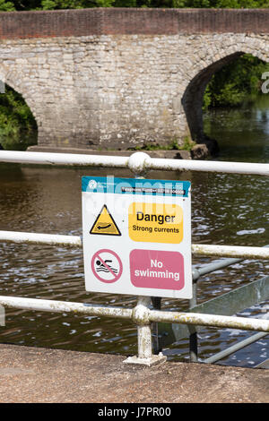 Warnzeichen 'No Swimming' und ' Stong Currents'on die Brücke über die Wehr auf den Fluss Medway bei Tea Pot Insel, Yalding, Kent, UK Stockfoto