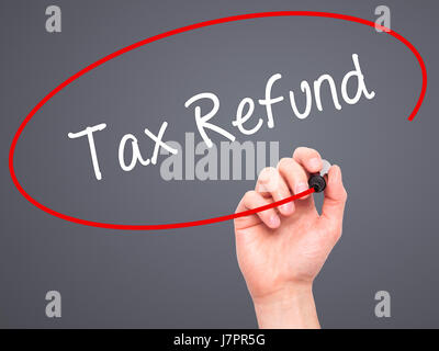 Mann Handschrift Tax Refund mit schwarzen Balken am Bildschirm. Isoliert auf grau. Wirtschaft, Technologie, Internet-Konzept. Stock Foto Stockfoto