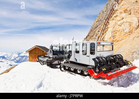 Sommet de Saulire, Meribel, drei Täler, Französische Alpen, Frankreich. Gipfel der Saulire. 2700m. Pistenraupe. Stockfoto