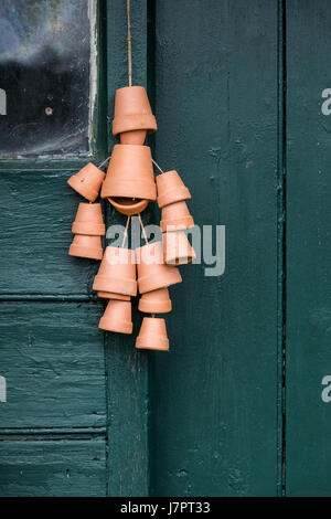 Eine Blume Topf Mann aus kleinen Garten Töpfe im Cogges Manor Farm Museum gemacht. Stockfoto