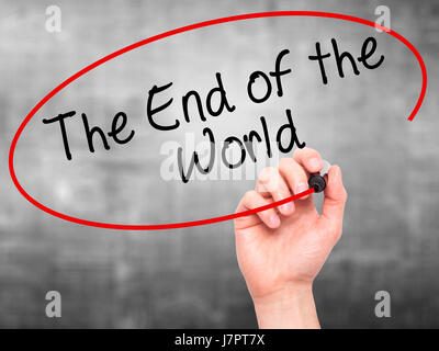 Man Hand ans Ende der Welt mit schwarzem Filzstift auf Bildschirm zu schreiben. Auf Hintergrund isoliert. Wirtschaft, Technologie, Internet-Konzept. Stock Foto Stockfoto