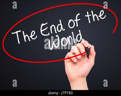 Man Hand ans Ende der Welt mit schwarzem Filzstift auf Bildschirm zu schreiben. Auf Hintergrund isoliert. Wirtschaft, Technologie, Internet-Konzept. Stock Foto Stockfoto