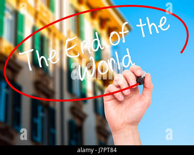Man Hand ans Ende der Welt mit schwarzem Filzstift auf Bildschirm zu schreiben. Auf Hintergrund isoliert. Wirtschaft, Technologie, Internet-Konzept. Stock Foto Stockfoto