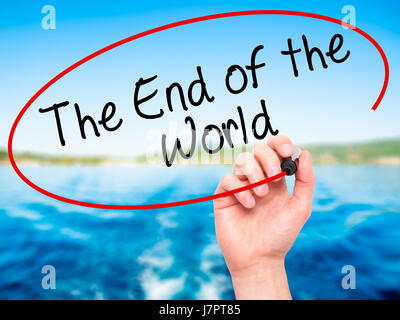 Man Hand ans Ende der Welt mit schwarzem Filzstift auf Bildschirm zu schreiben. Auf Hintergrund isoliert. Wirtschaft, Technologie, Internet-Konzept. Stock Foto Stockfoto