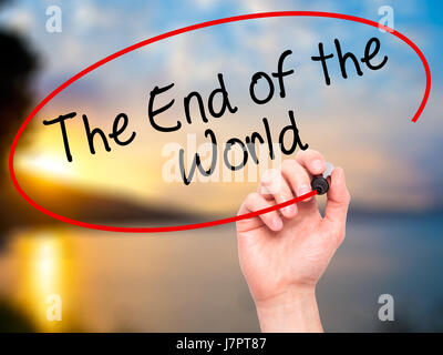 Man Hand ans Ende der Welt mit schwarzem Filzstift auf Bildschirm zu schreiben. Auf Hintergrund isoliert. Wirtschaft, Technologie, Internet-Konzept. Stock Foto Stockfoto