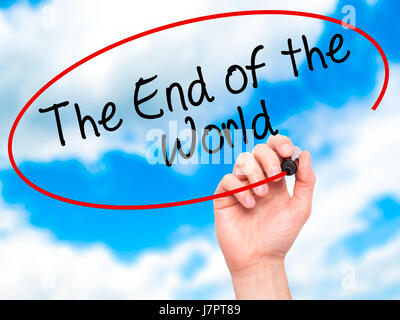 Man Hand ans Ende der Welt mit schwarzem Filzstift auf Bildschirm zu schreiben. Auf Hintergrund isoliert. Wirtschaft, Technologie, Internet-Konzept. Stock Foto Stockfoto