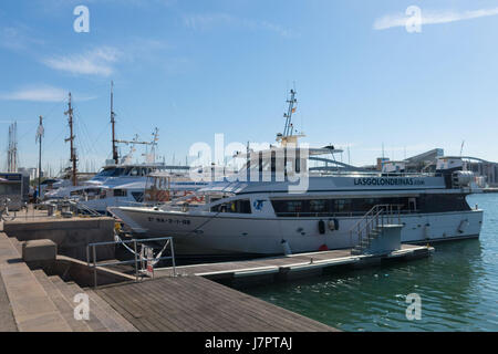 BARCELONA, Spanien - 16. Mai 2017: Boote vor Anker in der Nähe der Columbus-Statue, die laufen entlang der Küste von Barcelona. Ende der Ramblas. Barcelona, Spanien Stockfoto