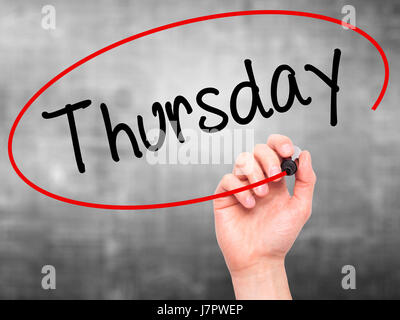 Hand des Mannes Donnerstag mit schwarzem Filzstift auf Bildschirm zu schreiben. Isoliert auf grau. Wirtschaft, Technologie, Internet-Konzept. Stock Foto Stockfoto