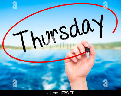 Hand des Mannes Donnerstag mit schwarzem Filzstift auf Bildschirm zu schreiben. Isoliert auf Natur. Wirtschaft, Technologie, Internet-Konzept. Stock Foto Stockfoto