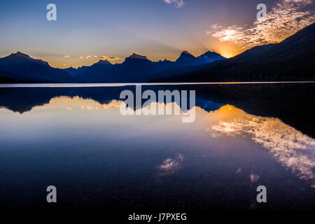 Lake McDonald / See / Sonnenaufgang / Sonnenuntergang / Reflexionen Stockfoto