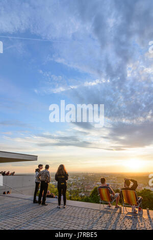 Bezirk Karlsruhe-Durlach: Blick von Terrasse des Berges Turmberg in Karlsruhe-Stadt und Vogesen (Vogesen), Menschen, Karlsruhe, Kraichgau-Stro Stockfoto