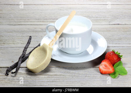 Milch, vorbereitet für eine heiße Schokolade mit Erdbeergeschmack Stockfoto