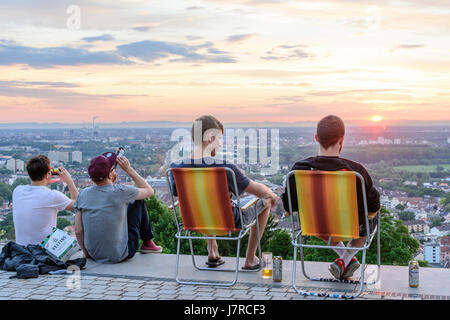 Bezirk Karlsruhe-Durlach: Blick von Terrasse des Berges Turmberg in Karlsruhe-Stadt und Vogesen (Vogesen), Menschen, Karlsruhe, Kraichgau-Stro Stockfoto