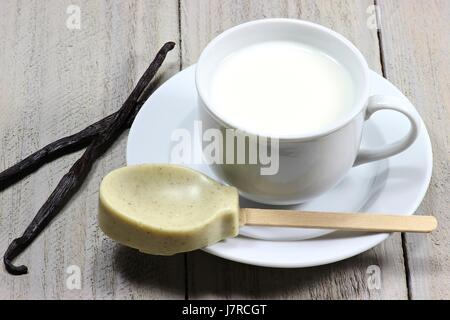 Milch, vorbereitet für eine heiße Schokolade mit Vanille-Geschmack Stockfoto