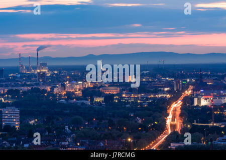 Bezirk Karlsruhe-Durlach: Blick von Terrasse des Berges Turmberg in Karlsruhe Stadt, Rheinhafen Kraftwerk und Vogesen (Vogesen), Karlsru Stockfoto