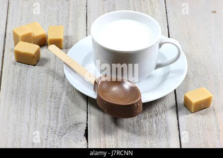 Milch für eine heiße Schokolade mit Karamel Geschmack vorbereitet Stockfoto