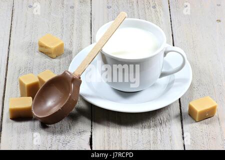 Milch für eine heiße Schokolade mit Karamel Geschmack vorbereitet Stockfoto