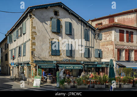 Alte Häuser in der Nähe von Bayonne, einer Stadt in der Aquitaine, Frankreich, Europa. Stockfoto