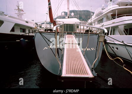 AJAXNETPHOTO. MONTE CARLO, MONACO. -LAUFSTEG - HOLZ TEAK GERIEBENEN EINSTEIGEN GANGWAY FÜR EINE SUPERYACHT VERTÄUT IM HAFEN. FOTO: JONATHAN EASTLAND/AJAX REF: 61501 1017 Stockfoto