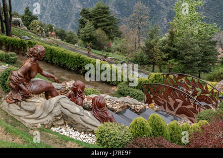 Jardin de Juberri, mit Statuen, Skulpturen und Wasserfällen in Saint Julia de Loria, Andorra. Stockfoto