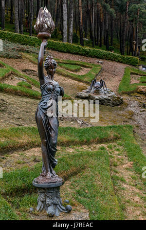 Jardin de Juberri, mit Statuen, Sculpturas und Wasserfälle in Saint Julia de Loria, Andorra. Stockfoto