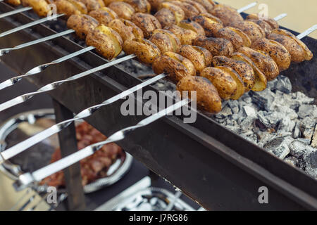 Kartoffel. Gegrillte Kartoffeln unter freiem Himmel Stockfoto