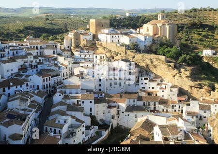 Weiß getünchten Gebäuden auf Hügel im Dorf Setenil de Las Bodegas, Provinz Cadiz, Spanien Stockfoto