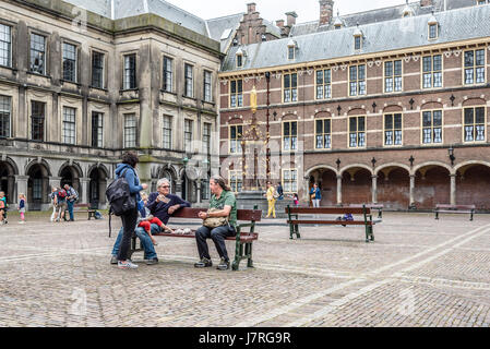 Den Haag, Niederlande - 7 August, 2016: Nicht identifizierte Personen in den inneren Hof der Binnenhof. Es ist ein Komplex von Gebäuden im Stadtzentrum von den hagu Stockfoto