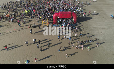 Luftaufnahme der Läufer verlassen Starthaus der Marathonlauf Stockfoto